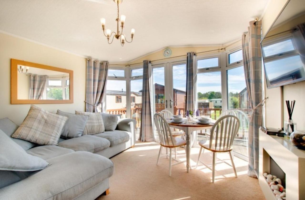 Stunning 3-Bed Hot Tub Lodge Northumberland Felton  المظهر الخارجي الصورة